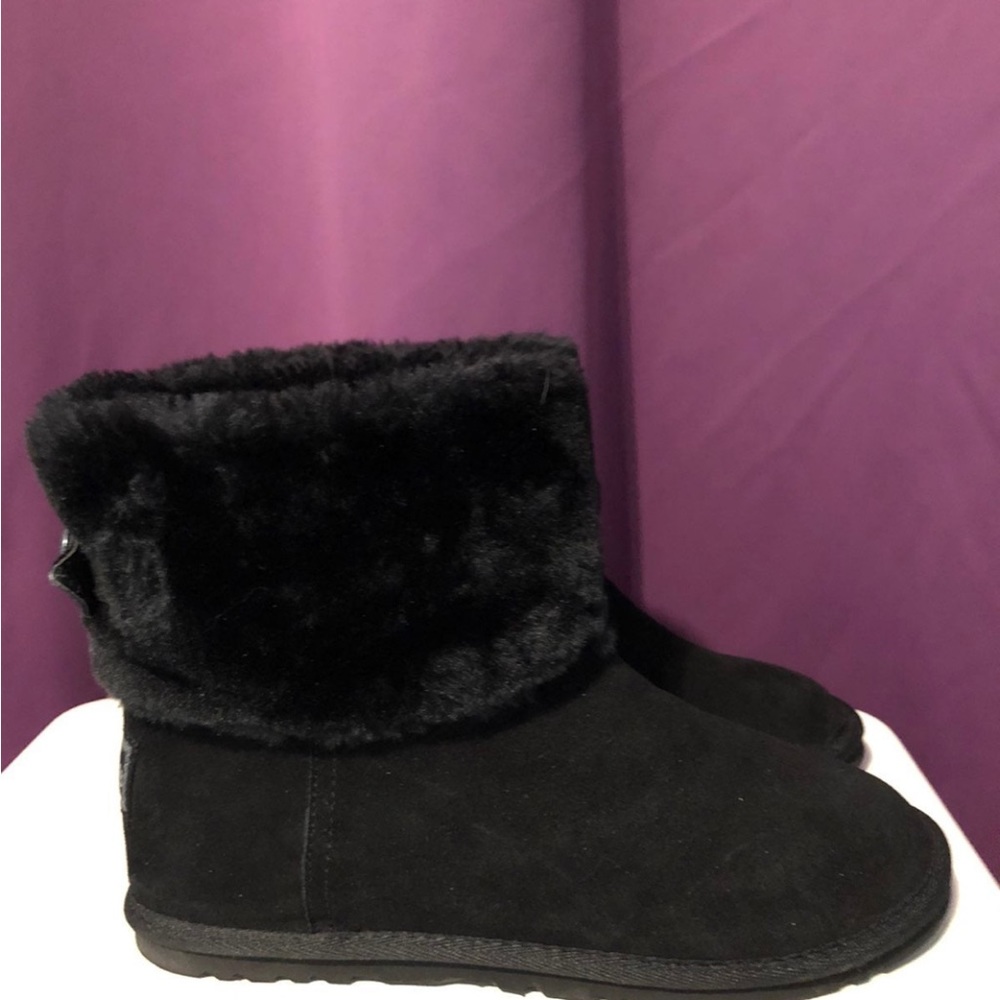 Woman’s Skechers fur boots size 8